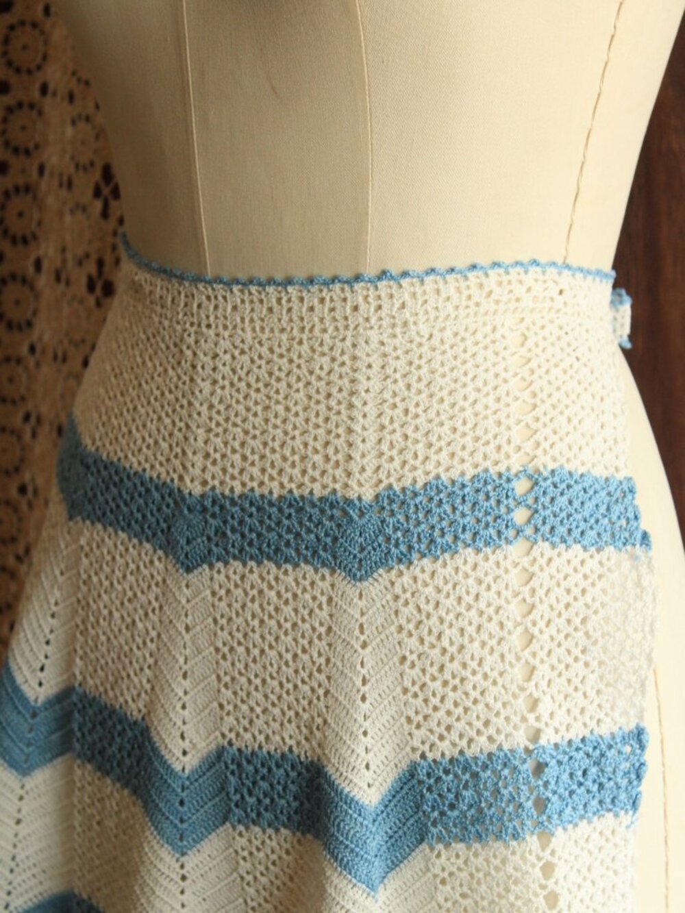 Vintage 1950s 1960s Half Apron, Crocheted in White and Blue, Retro Kitchen - Picture 9 of 11